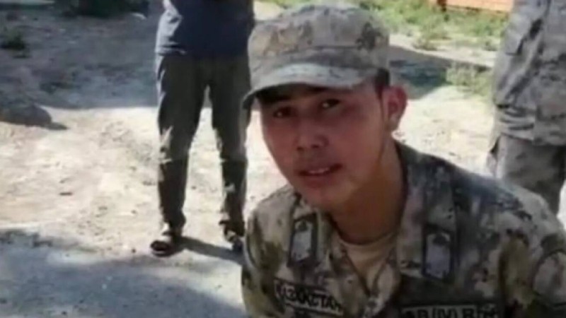 "Басынан ұрған": соққыға жығылған сарбаздың ата-анасы дабыл қақты (ВИДЕО)