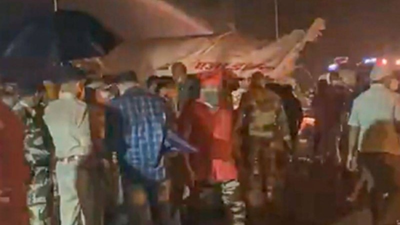 Үндістанда 191 жолаушысы бар ұшақ апатқа ұшырады (видео)