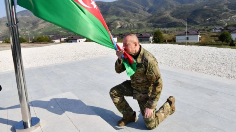 Ильхам Әлиев Қарабақ астанасында Әзірбайжан туын көтерді