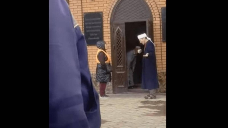 Түркістанда мешіт әжетханасына кірмек болған көше сыпырушыларды имам қуып шықты