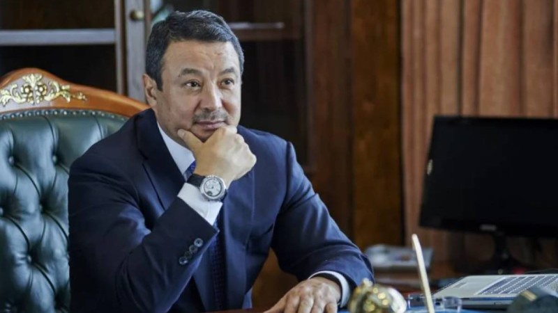 Экс-депутат Серік Қонақбаевтың көмекшісін рейдерлік шабуыл жасады деп айыптады