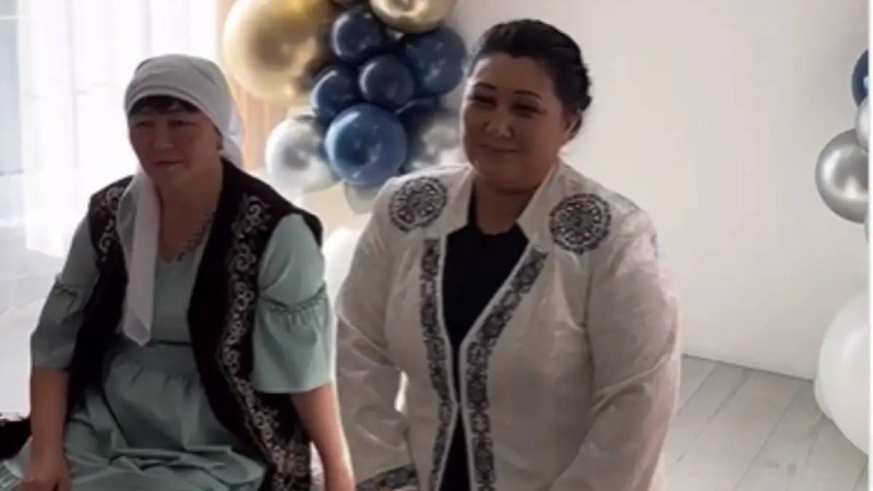 «Қалыңдық – 42-де, күйеу жігіт – 60 жаста»: желіде ерекше сырға салу рәсімінің видеосы тарады