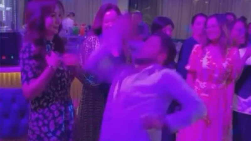 Бесбаевтың әйелімен жұлқына билеген Әбдіжаппар Әлқожа сынға қалды (видео)