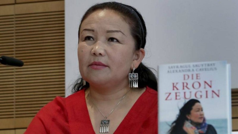 "Балам қазақша сөйлегені үшін қытайлықтар аузын желімдеп тастады": Сайрагүл Сауытбай көрген қорлықтары жайлы кітап жазып шығарды