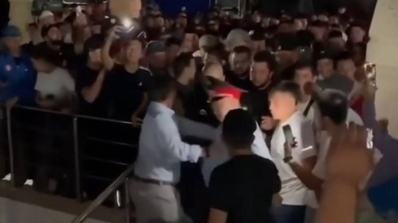 Хабиб үшін полицияны итеріп жіберген атыраулық азаматтың әрекеті көптің ашуын туғызды