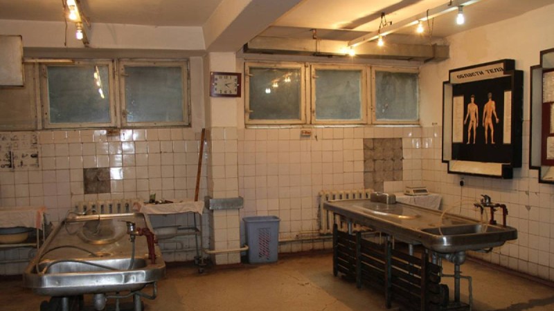 "Денең түршігеді": Ковидтен қайтыс болғандарды сойып тексеретін дәрігер дабыл қақты