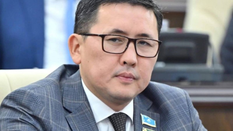 "Еркектер неге қартаяды?": Бұған дейін "көбейгісі келетінін" айтқан депутат тағы да күлкіге қалды