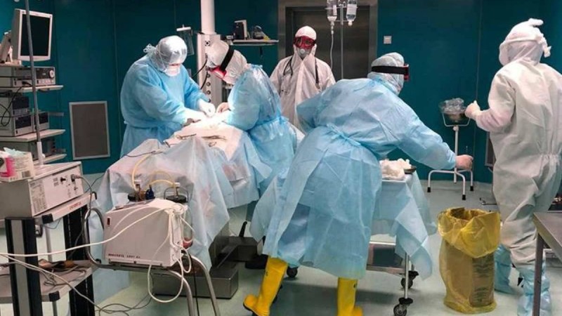 Нашар көрінді, тыныс алу да қиын болды: Алматыда дәрігерлер коронавирусқа күдікті пациентке операция жасады - Қазақстан жаңалықтары