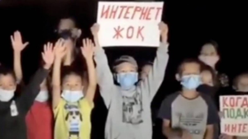 «Интернет жоқ»: Қаскелең оқушылары Тоқаевтан көмек сұрап, үндеу жасады (ВИДЕО)