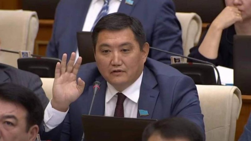 "Министрмен қосып қуып шығамыз": Жер мәселесін көтерген Бақытжан Базарбекке мәжіліс төрағасы ескерту жасады