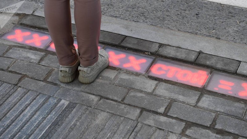 Жезқазғанда жолда тоқтаған көліктің ішінде түсірілген видео желіде қызу талқыланды