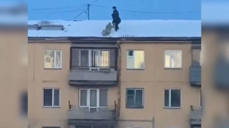 Қарағандыда жалаңаш ер адам көпқабатты үйдің шатырына шығып кетті