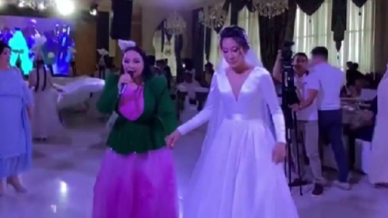 "Бірнеше күйеуге шыққан әйел": Халық Алтынай Жорабаеваның қыз ұзатуына қарсы
