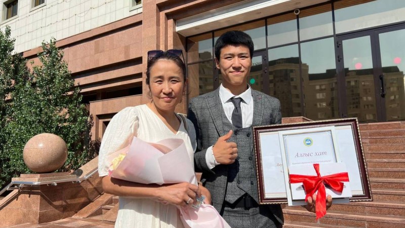 7-қабаттан құлап кете жаздаған сәбиді құтқарып қалған мектеп түлегіне 3 бөлмелі пәтер берілді