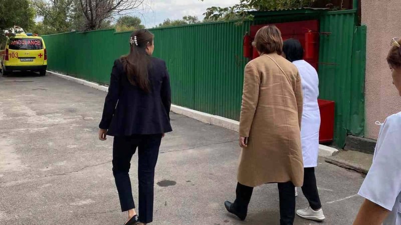 "Жыныс мүшесін көсеумен күйдірген": Балалар омбудсмені Алматы облысында зорланған үш жасар егіздердің басқа бауыры да өгей атадан зорлық көргенін мәлімдеді