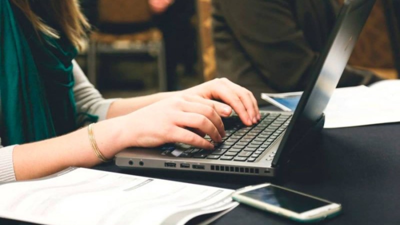 Семейлік әйел қашықтан оқу үшін берілген ноутбукты сатып жіберген