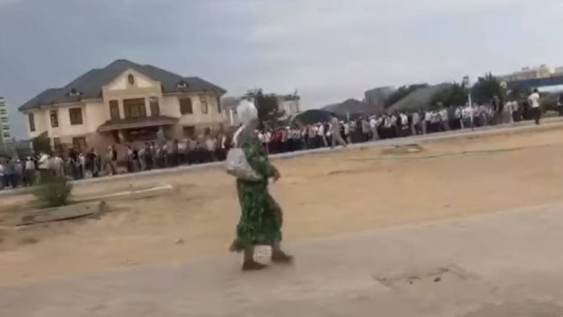 Жүздеген адам жиылды - Ақтауда не болып жатыр? (ВИДЕО)