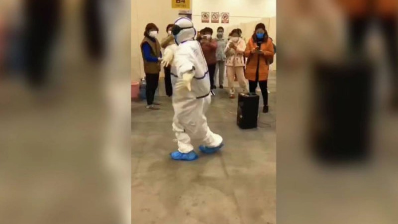 Қазақ дәрігер Қытайда "Қара жорға" билеп, науқастардың көңілін көтерді