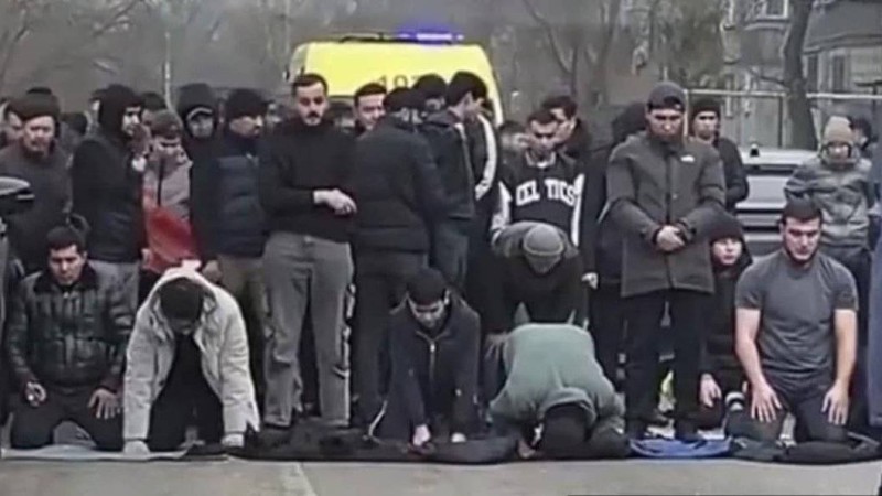 Жолды жауып, намаз оқуға болмайды – Алматы Орталық мешіті