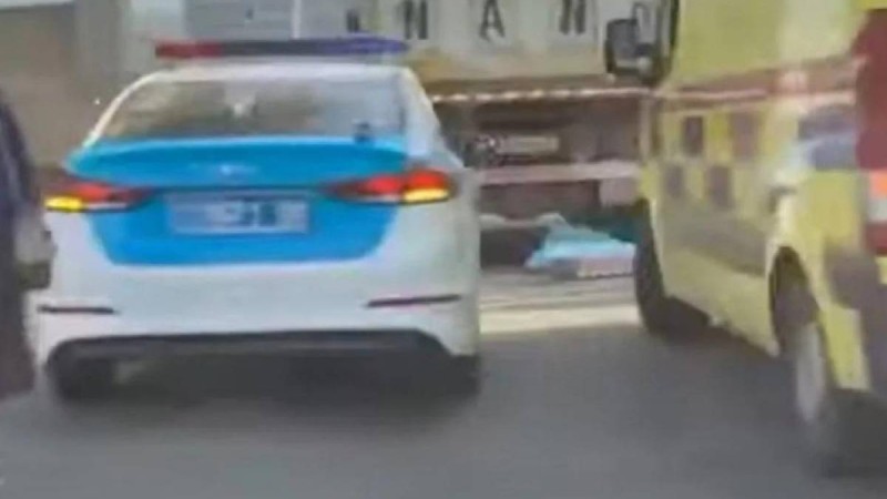 Алматыда самокатпен келе жатқан 13 жасар жасөспірімді жүк көлігі қағып кетті