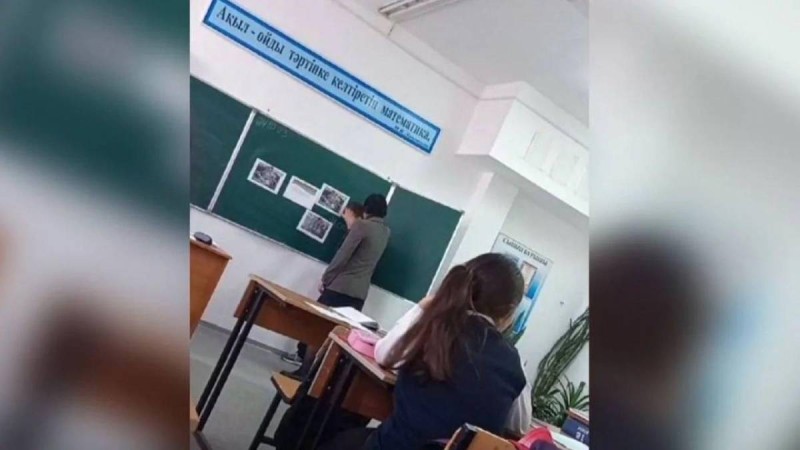 "Неге мені сыламайсың?": мұғалім оқушының басын мектеп тақтасына ұрған