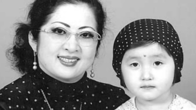 “Жігітіне "Албанмын" депті”- Мақпал Жүнісова қызы Мерейге ата-анасына байланысты шындықты қалай жеткізгенін айтты