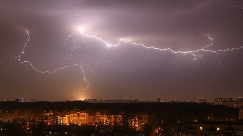 Жолаушылар ұшағын найзағай соққан сәт видеоға түсіп қалды