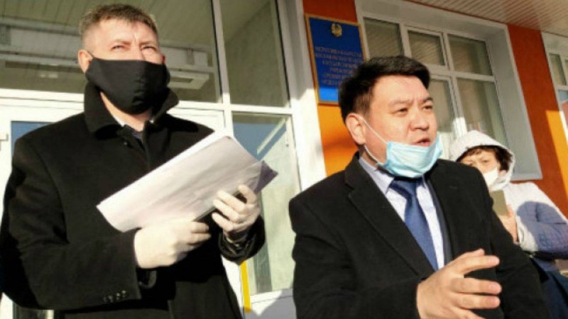 Қостанай әкіміне масканы иегіне дейін түсіріп қойғаны үшін айыппұл салынды