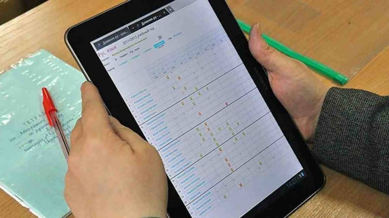 Барлық мектепте емес: Қазақстандық мұғалімдер электронды күнделікті толтырудан босатылады
Бұл интернет желісін пайдалануға техникалық мүмкіндігі жоқ білім мекемелеріне ғана қатысты