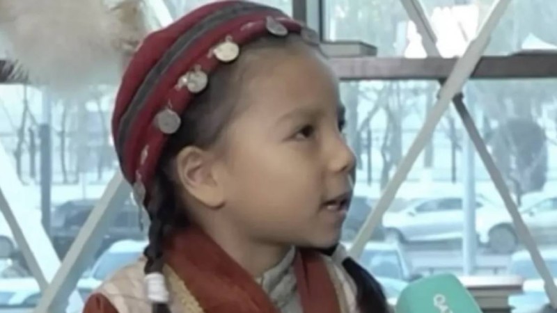 Төрт тілде сөйлейтін бес жасар қыз көпшілікті тәнті етті (ВИДЕО)