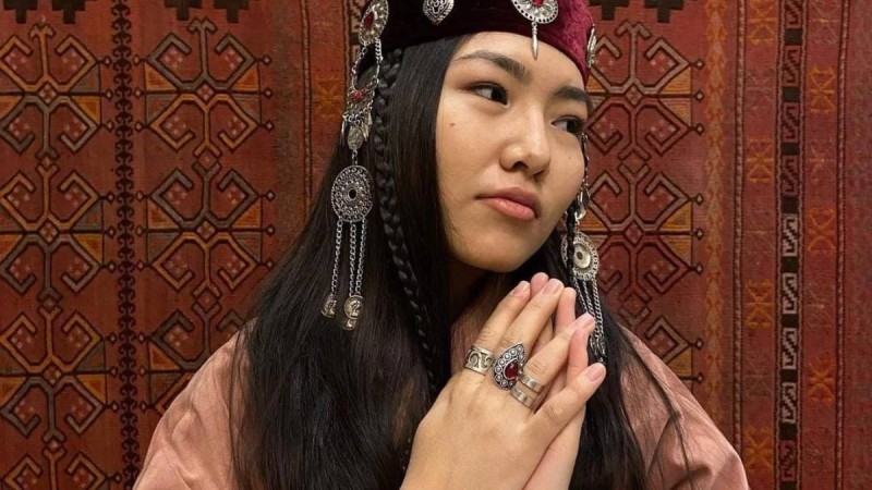 "Ата-енесін рэппен оятады": Әнші Yenlik ұзатылды