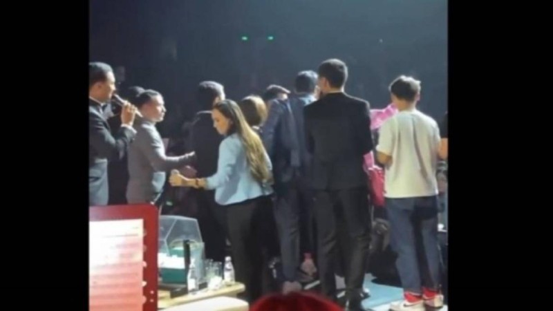 "Жұлмалап, жұлқылап". Алматыға келген түрік актері Буракты жанкүйерлер шошытып жіберді