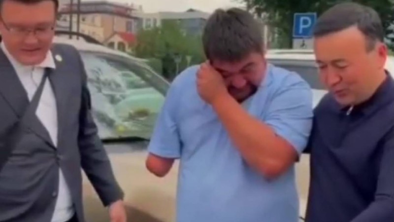 Шымкентте қолы жоқ такси жүргізушісіне Желі қолданушылары жаңа көлік сыйлады