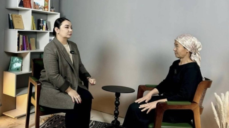 «Өзінің екіқабат екенін білмейді»: Заңгер жүйке ауруханасында зорланған қыздың анасымен тілдесті (ВИДЕО)