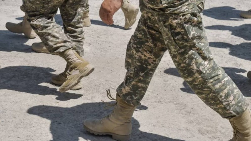 “Сал болып қалу қаупі бар” - Әскери комиссариаттан қашқан азамат үшінші қабаттан құлап кетті