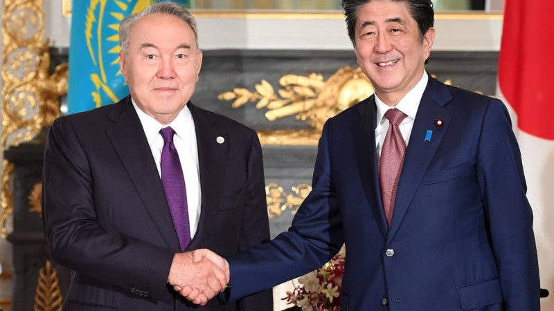 Жапонияның бұрынғы премьер-министрі Синдзо Абэге қастандық жасалып, өлім аузында жатыр