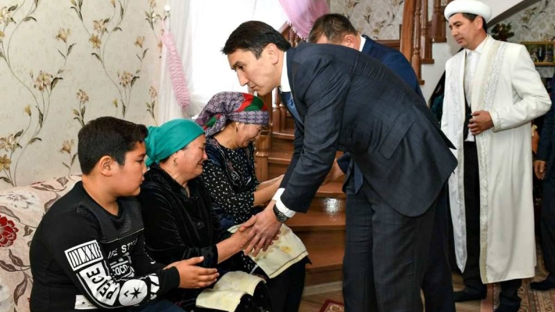 "Батырды халық ұмытпайды": Тоқаев браконьерлерді ұстау кезінде көз жұмған инспектордың отбасына орден табыстады