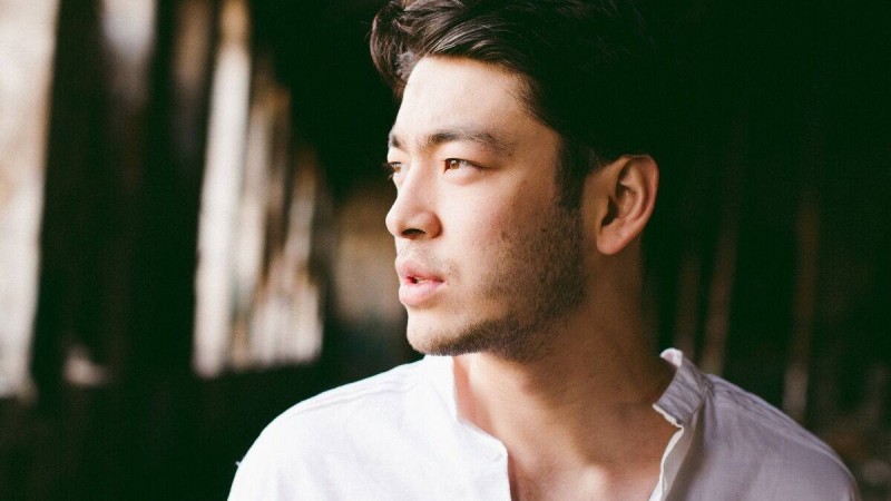 Асқар Ілиясов: Еркектер әйелдерінің өзінен мықты екенін білгенде қол көтере бастайды