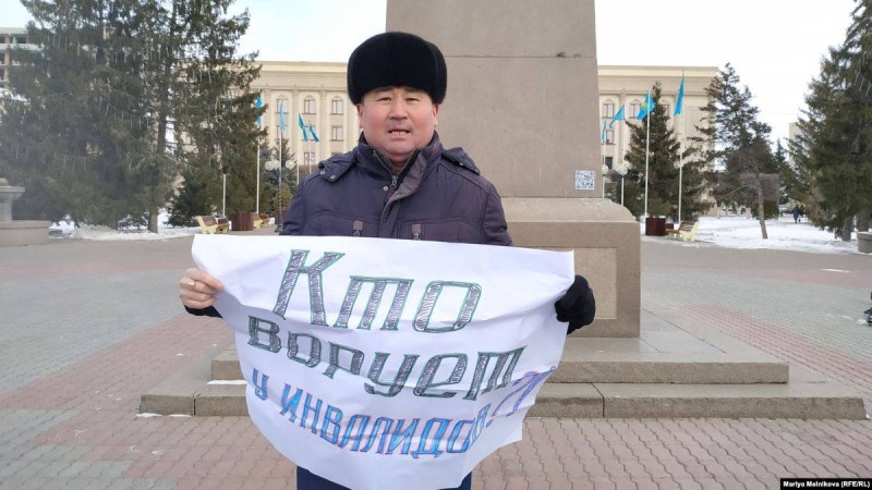 Оралда пикетке шыққан белсенді әлеуметтік төлемді талап етті