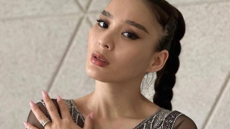 "КамАз" басып кетті": Әнші Индира Елемес әкесінен ерте айырылып қалғанын айтты