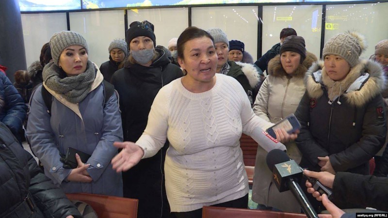 Еден жуушылардың шағымынан соң Назарбаев әуежайының жетекшілеріне сөгіс жарияланды