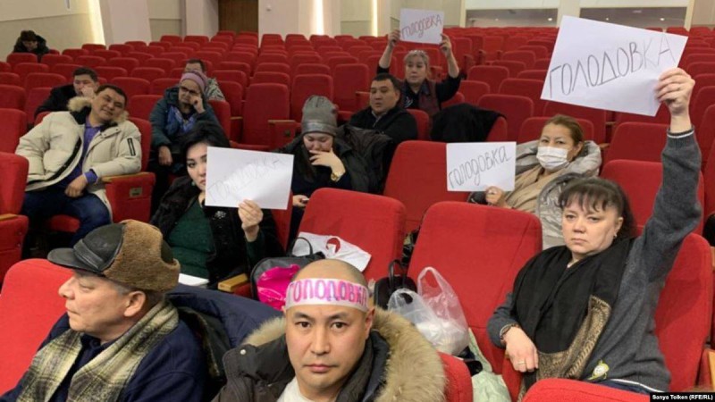 Нұр-Сұлтанда сот шешіміне наразылар "Нұр Отан" ғимаратында аштық жариялап отыр