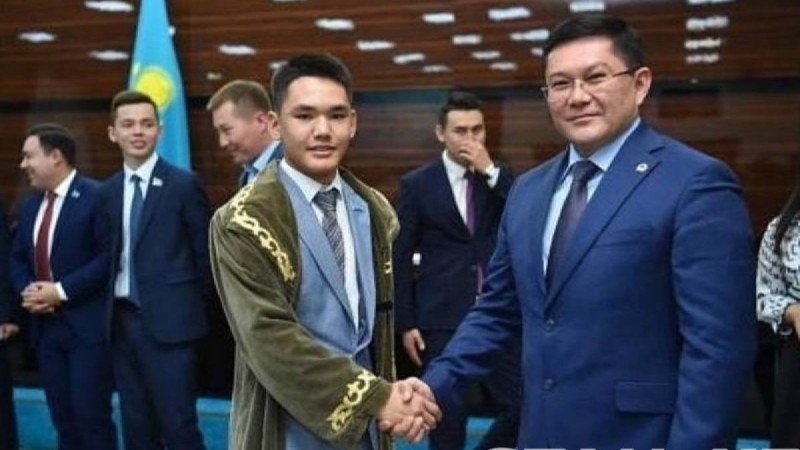 Шымкентте үстінен қазақы шапанын тастамайтын 16 жастағы депутатты "Амантай қажы-2" деп атап кетті - Қазақстан жаңалықтары