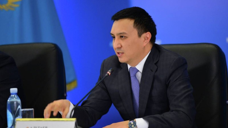 Депутат табысы төмен қазақстандықтарға тұрақты 42 500 теңге төлеуді ұсынды