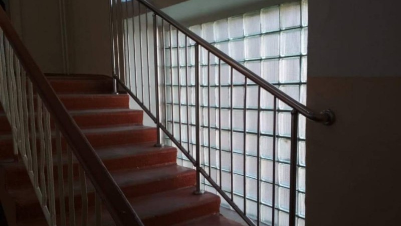 "Баспалдақтан құлаған оқушыны сыныптасы итеріп жіберген" - шенеуніктер оқиғаны егжей-тегжейлі баяндап берді