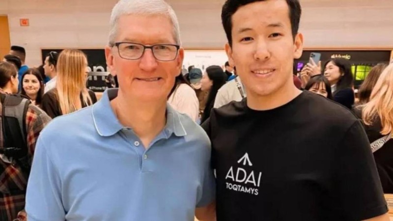 Миллиардер және Apple компаниясының бас директоры қазақ жігітіне жаңа iPhone сыйлады