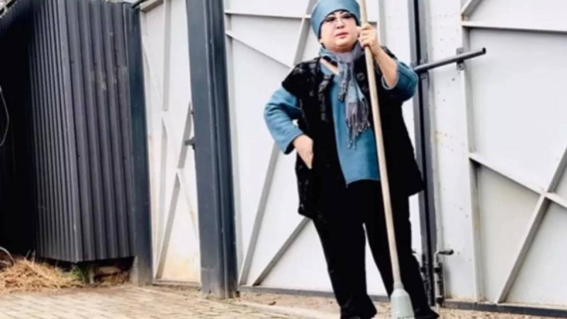 "4-5 кесе жуса, шаршап қалады": Мақпал Жүнісова ауласын сыпырып жүріп, жастарға ақыл айтты