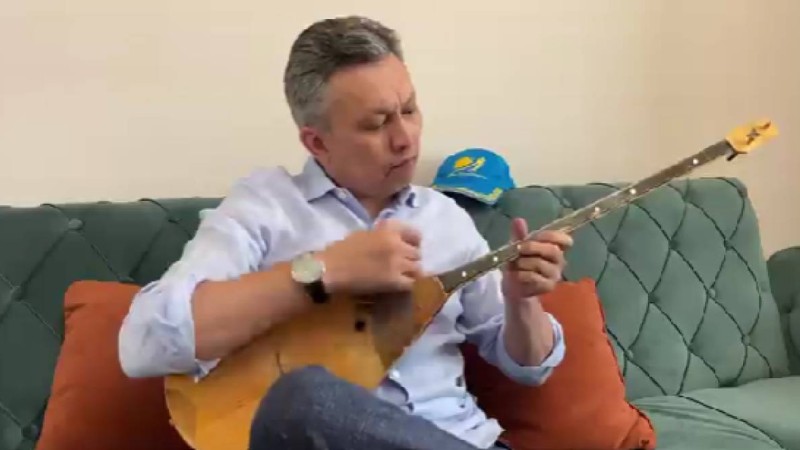 ҚР Премьер-Министрінің орынбасары Бақыт Сұлтанов домбырада ойнады (ВИДЕО)