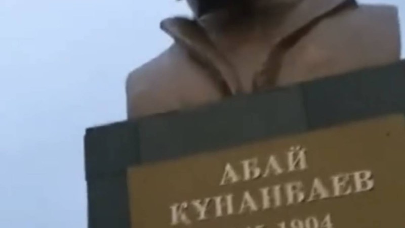 “Ленинге тақия кигізіп Абай қылды” - Мектеп алдындағы ескерткіш талқыға түсті ( Видео)