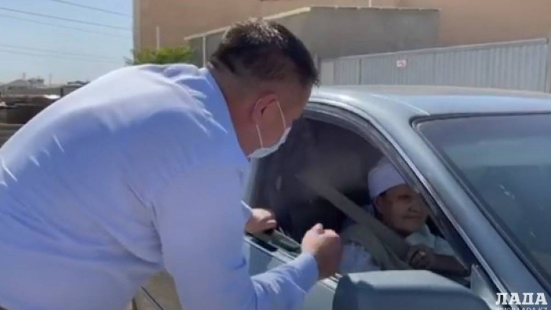 "Балаларыңызды ойлаңыз". Маңғыстау облысында әкім той қонақтарын күтіп алды (видео)